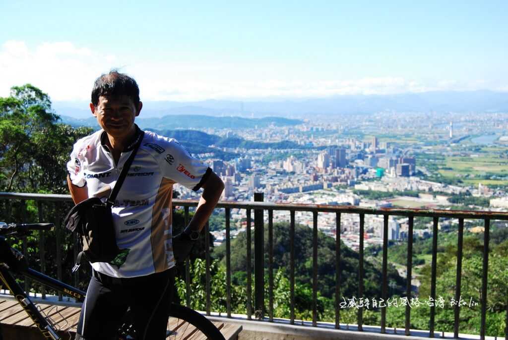 2009年剛卸下台灣A-TEAM自行車業界菁英老闆環島領騎的我