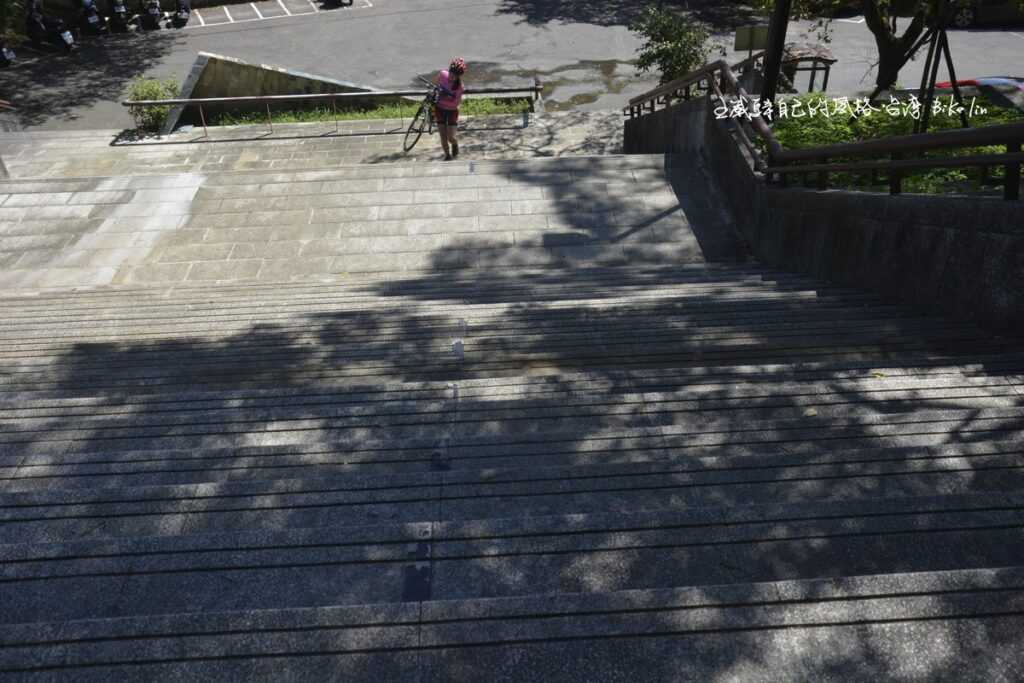 園區門口管制，直接扛車上階梯入園