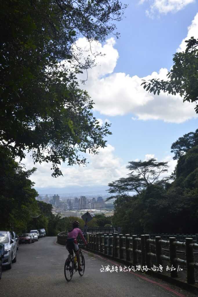 秀山路85巷下長陡坡