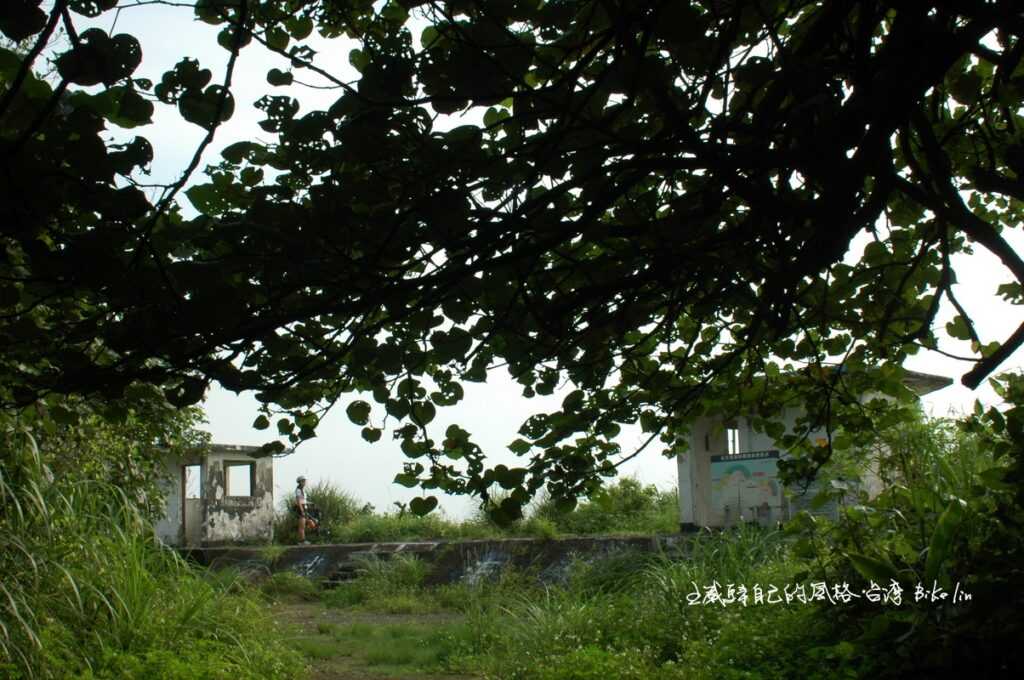 廢棄海防崗哨已拆除且鐵門栓住