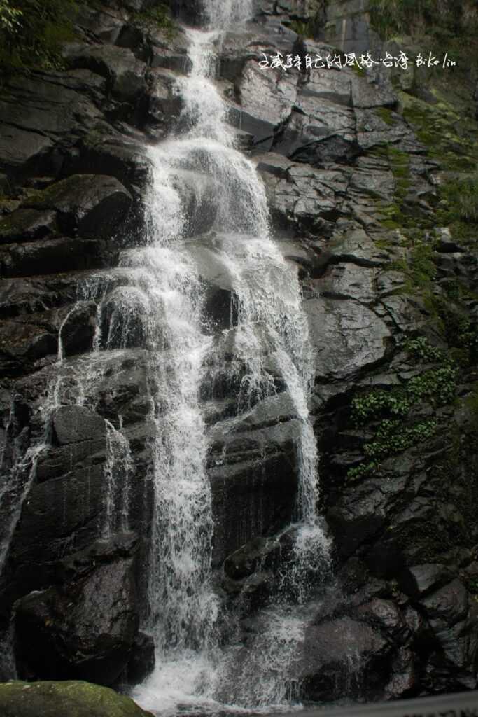 頂端迎面瀑布陰離子罩下來振奮人心「青山瀑布」