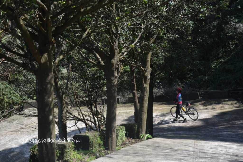 急陡坡青苔地勿騎車、上下牽車