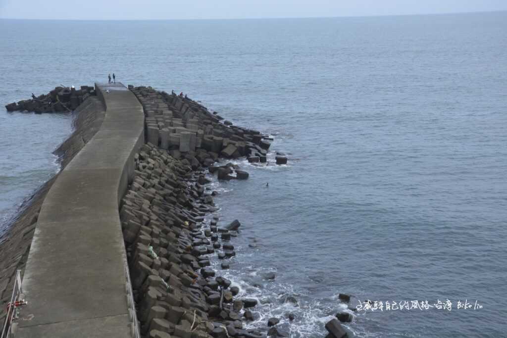 乾華溪出海口突出堤防,都會興起風雨中忘情神勇騎車