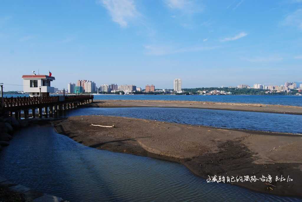 2008年尚保留住木棧道/海灣的「八里觀海長堤」