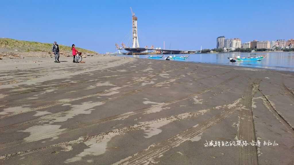 2025年1月八里漁船碼頭沙灘-主橋結構現身