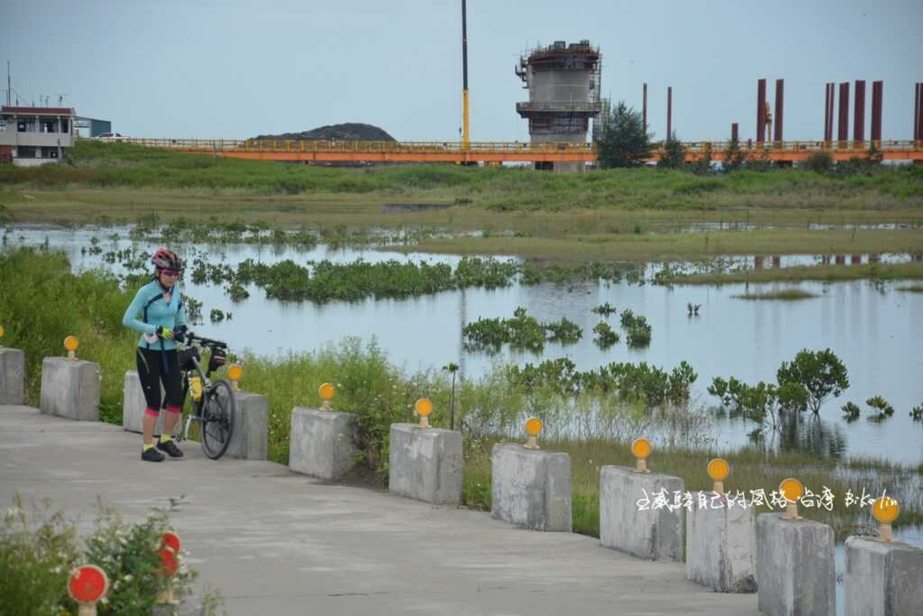 2022年6月八里漁船碼頭沙灘-大型橋墩冒出