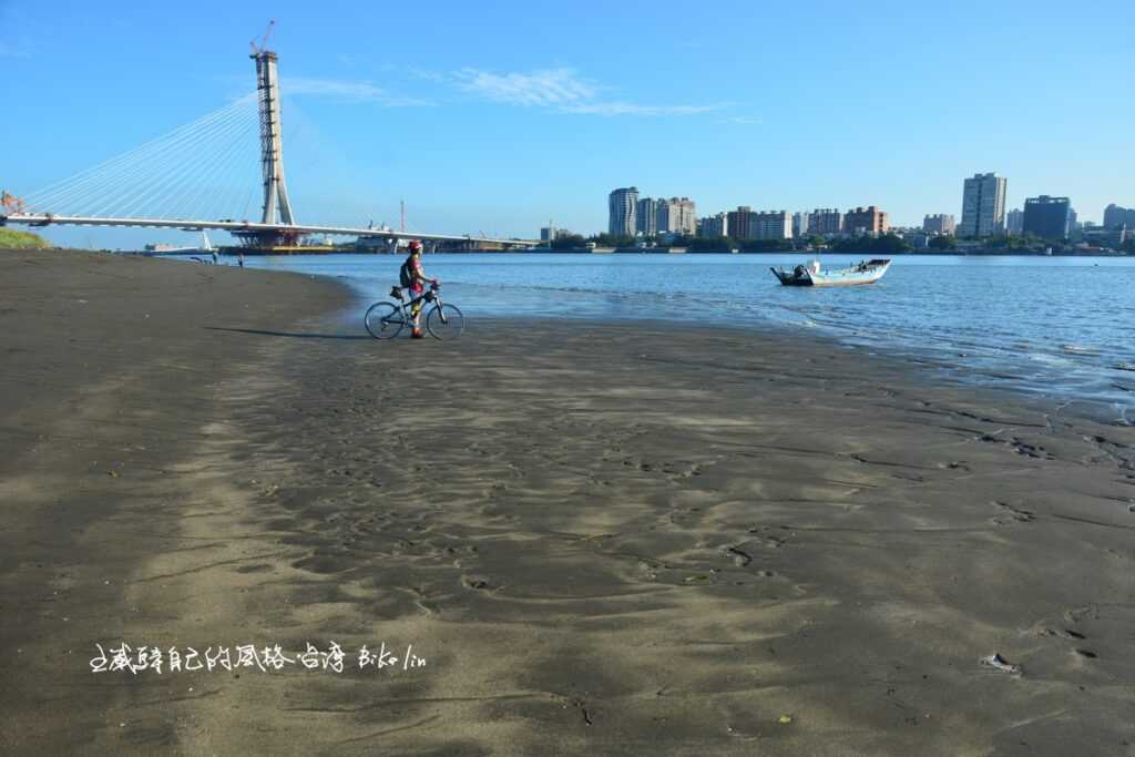 親水淡水河岸烘托著「淡江大橋」