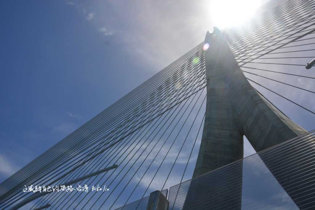 「淡江大橋」好像巨人般拉住兩端穩穩開展台灣新地標