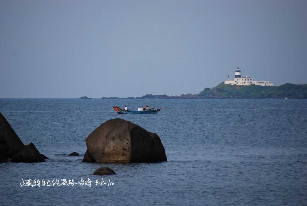 八十萬年前大屯火山群滾落的安山岩永遠伴隨富貴角
