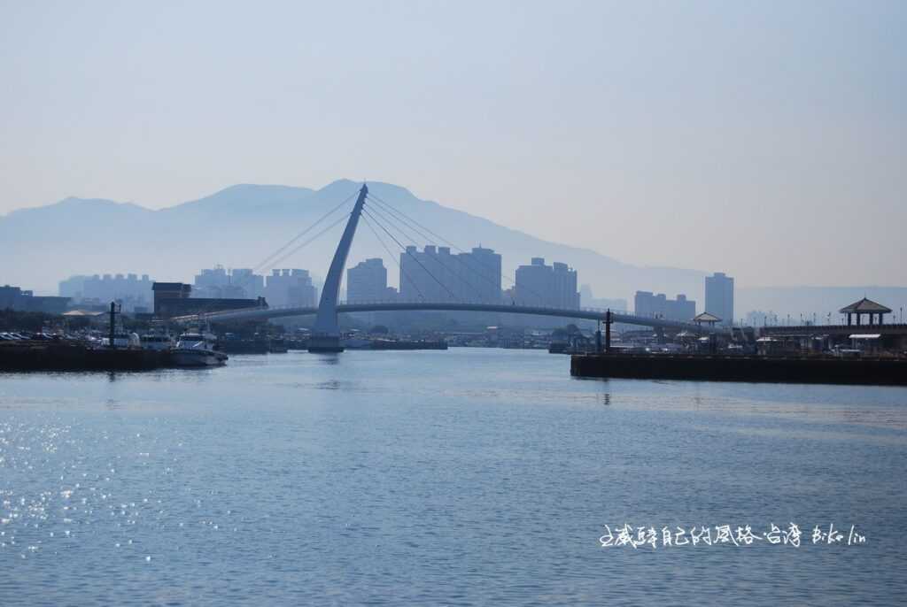 回望遠眺大屯山下情人橋粉粉蔚藍